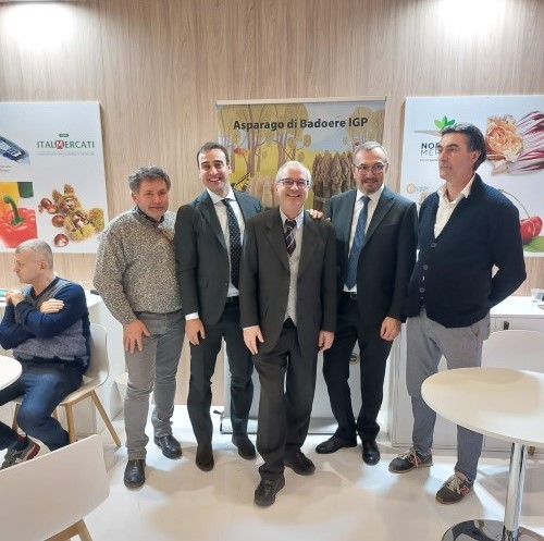 foto di presentazione della delegazione del consorzio dell'asparago di Badoere con l'assessore Caner