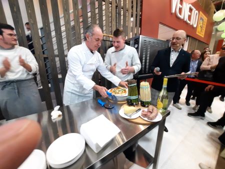 il Presidente della Regione Luca Zaia 

					         ha preparato la Pizza con l’Asparago di Badoere IGP